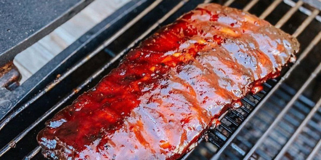 Свиные рёбрышки горячего копчения под соусом барбекю