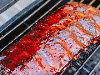 Свиные рёбрышки горячего копчения под соусом барбекю