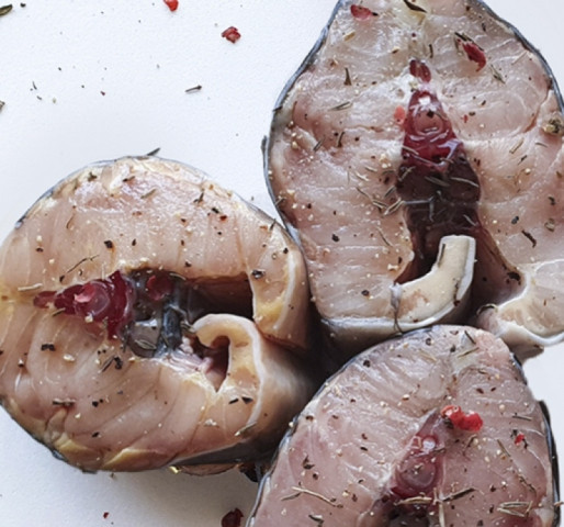 Шашлык из осетра свежий маринованный в белом вине и лимонном соке с приправами