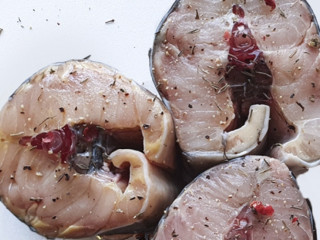 Шашлык из осетра свежий маринованный в белом вине и лимонном соке с приправами