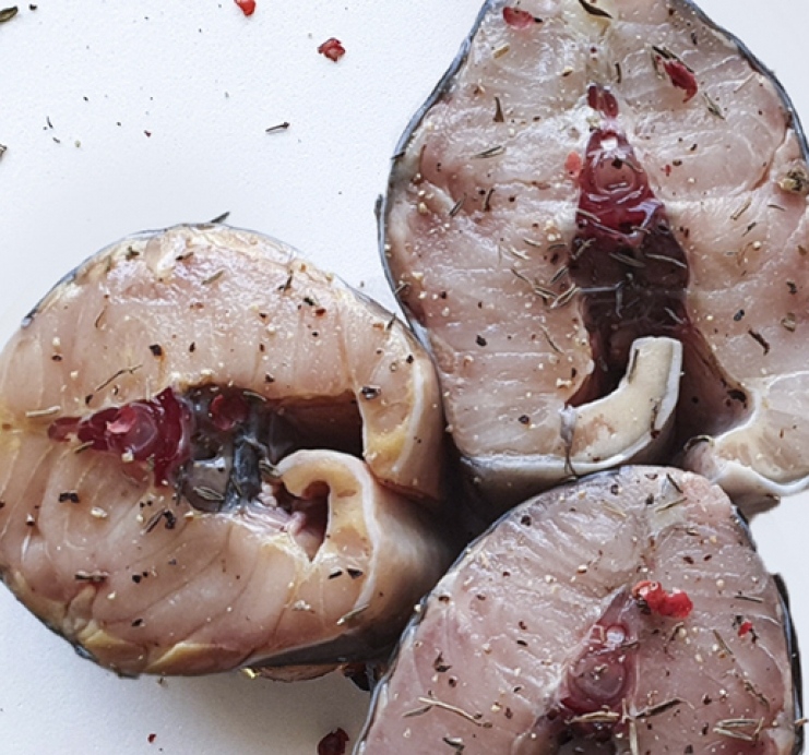 Шашлык из осетра свежий маринованный в белом вине и лимонном соке с приправами